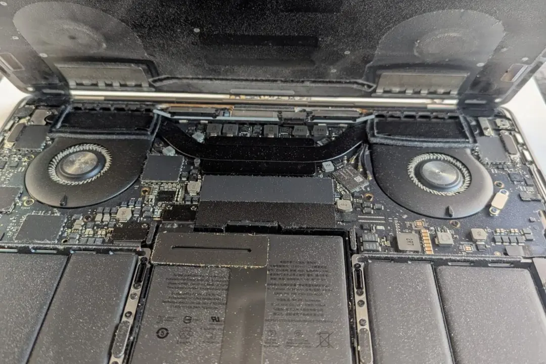 MacBook Pro ouvert prêt pour intervention